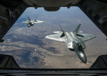 Dos Raptors F-22 de la Fuerza Aérea vuelan sobre Siria, el 2 de febrero de 2018, mientras apoyan la Operación Inherente de resolución. (Guardia Nacional Aérea de EE. UU. / Sargento de personal Colton Elliott)