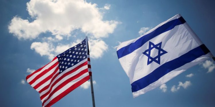 Las banderas estadounidenses e israelíes. Foto: Reuters / Amir Cohen.