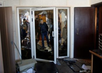 Los palestinos inspeccionan los daños dentro de la oficina de Palestine TV, en la ciudad de Gaza, el 4 de enero de 2019. Foto: REUTERS / Ahmed Zakot.