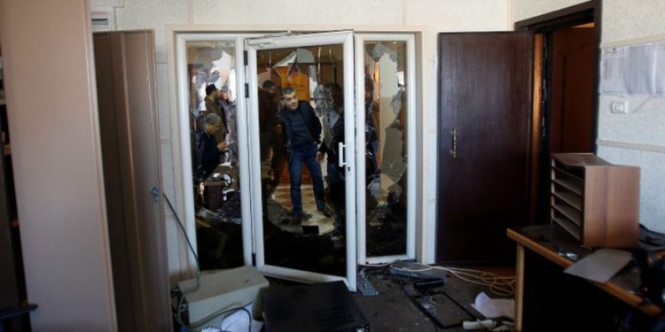 Los palestinos inspeccionan los daños dentro de la oficina de Palestine TV, en la ciudad de Gaza, el 4 de enero de 2019. Foto: REUTERS / Ahmed Zakot.