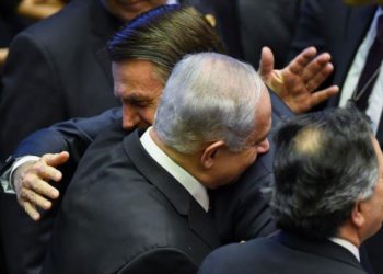 El recién juramentado presidente de Brasil, Jair Bolsonaro (C), saluda al primer ministro Benjamin Netanyahu (L), durante su ceremonia de inauguración, en el Congreso Nacional de Brasilia el 1 de enero de 2019. (Nelson Almeida / AFP)