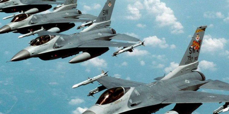Cazas de combate F-16 hechos en EE. UU. En acción. (Crédito de foto: REUTERS)