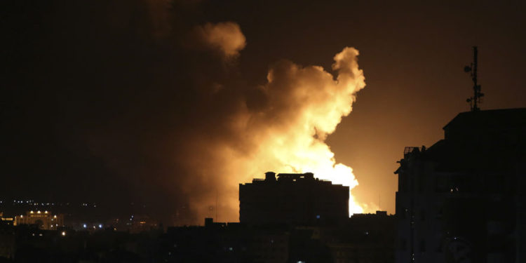 Una explosión en el norte de la Franja de Gaza desde los ataques aéreos israelíes ilumina el cielo nocturno el 22 de enero de 2019. (Captura de pantalla: Facebook)