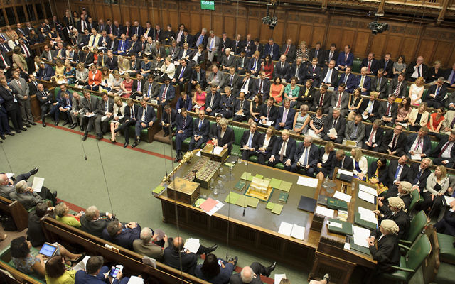 La primera ministra británica, Theresa May, respondiendo preguntas en el Parlamento el 20 de julio de 2016. (Parlamento británico / Jessica Taylor)