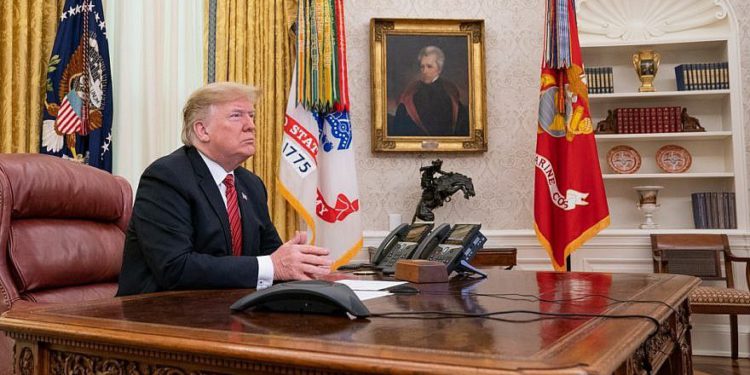 El presidente de los Estados Unidos, Donald Trump, participa en una teleconferencia por video de la Oficina Oval el día de Navidad el 25 de diciembre de 2018. Crédito: Foto oficial de la Casa Blanca por Shealah Craighead.