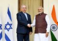 El primer ministro israelí, Netanyahu, y el primer ministro indio, Modi, se dan la mano en una conferencia de prensa en Nueva Delhi. (Crédito de la foto: AVI OHAYON - GPO)