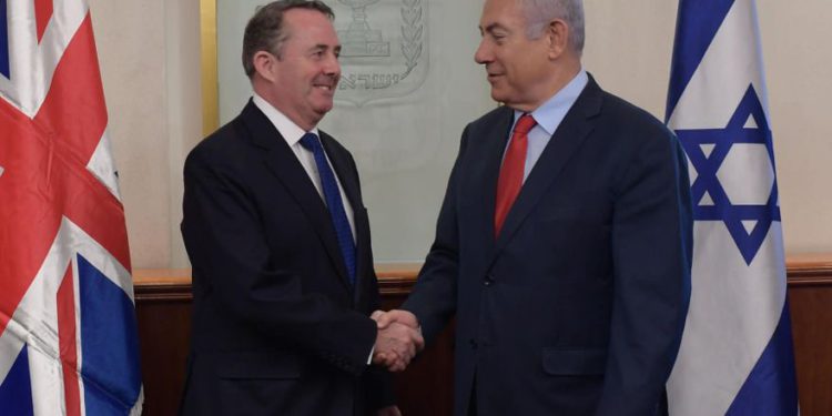 El primer ministro Benjamin Netanyahu se reunió con el secretario de comercio británico, Liam Fox, el 28 de noviembre de 2018. (Crédito de la foto: AMOS BEN-GERSHOM / GPO)