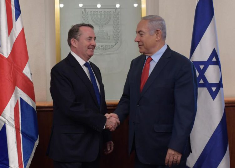 El primer ministro Benjamin Netanyahu se reunió con el secretario de comercio británico, Liam Fox, el 28 de noviembre de 2018. (Crédito de la foto: AMOS BEN-GERSHOM / GPO)
