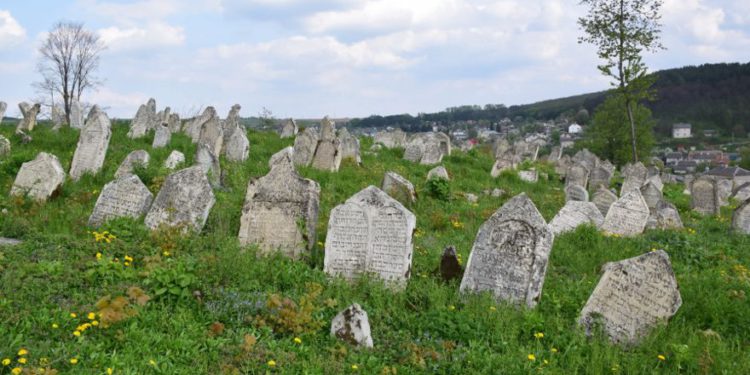 El cementerio judío en Buchach, Ucrania, después de ser restaurado, 2018 .. (crédito de la foto: CORTESÍA DE LA ESJF)