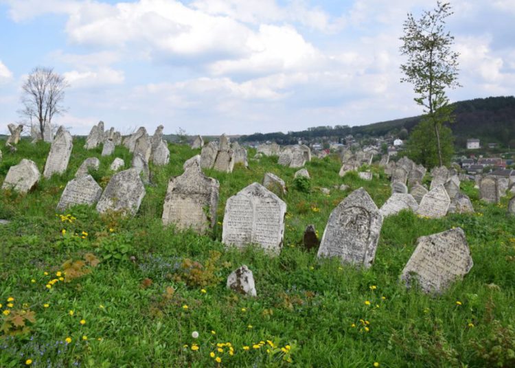 El cementerio judío en Buchach, Ucrania, después de ser restaurado, 2018 .. (crédito de la foto: CORTESÍA DE LA ESJF)