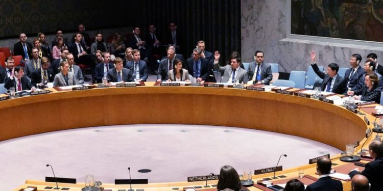 Los miembros votan durante una reunión del Consejo de Seguridad de las Naciones Unidas sobre la situación en Crimea en la sede de la ONU en el distrito de Manhattan de la ciudad de Nueva York, Nueva York, EE. UU., 26 de noviembre de 2018.. (Crédito de la foto: REUTERS / CARLO ALLEGRI)
