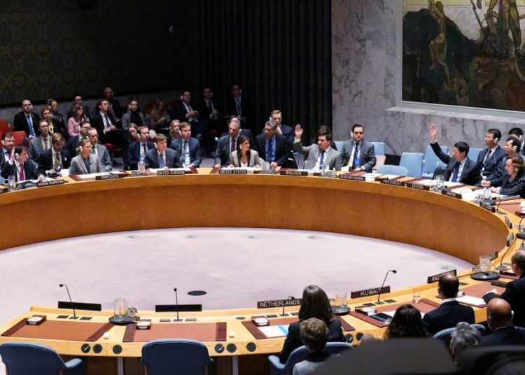Los miembros votan durante una reunión del Consejo de Seguridad de las Naciones Unidas sobre la situación en Crimea en la sede de la ONU en el distrito de Manhattan de la ciudad de Nueva York, Nueva York, EE. UU., 26 de noviembre de 2018.. (Crédito de la foto: REUTERS / CARLO ALLEGRI)