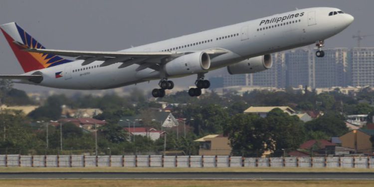 Un avión de Philippines Airlines (PAL), la aerolínea con bandera de la nación del sudeste asiático, despegó en una pista del Aeropuerto Internacional Ninoy Aquino (NAIA) en Manila el 14 de marzo de 2016. (Crédito de la foto: ROMEO RANOCO / REUTERS)