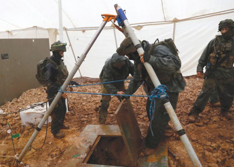 IDF SOLDIERS levanta la tapa de un agujero en un túnel transfronterizo excavado desde el Líbano hacia Israel, cerca de Metulla, el mes pasado. (Crédito de la foto: RONEN ZVULUN / REUTERS)
