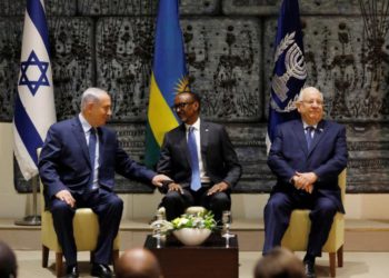 El presidente de Ruanda, Paul Kagame (C), se sienta junto al primer ministro israelí Benjamin Netanyahu (L) y al presidente israelí Reuven Rivlin durante su reunión en Jerusalén el 10 de julio de 2017.. (Crédito de la foto: REUTERS / Ronen Zvulun)