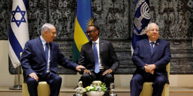 El presidente de Ruanda, Paul Kagame (C), se sienta junto al primer ministro israelí Benjamin Netanyahu (L) y al presidente israelí Reuven Rivlin durante su reunión en Jerusalén el 10 de julio de 2017.. (Crédito de la foto: REUTERS / Ronen Zvulun)