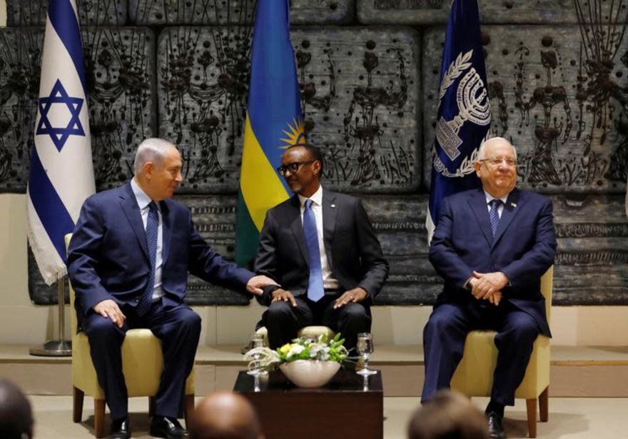 El presidente de Ruanda, Paul Kagame (C), se sienta junto al primer ministro israelí Benjamin Netanyahu (L) y al presidente israelí Reuven Rivlin durante su reunión en Jerusalén el 10 de julio de 2017.. (Crédito de la foto: REUTERS / Ronen Zvulun)