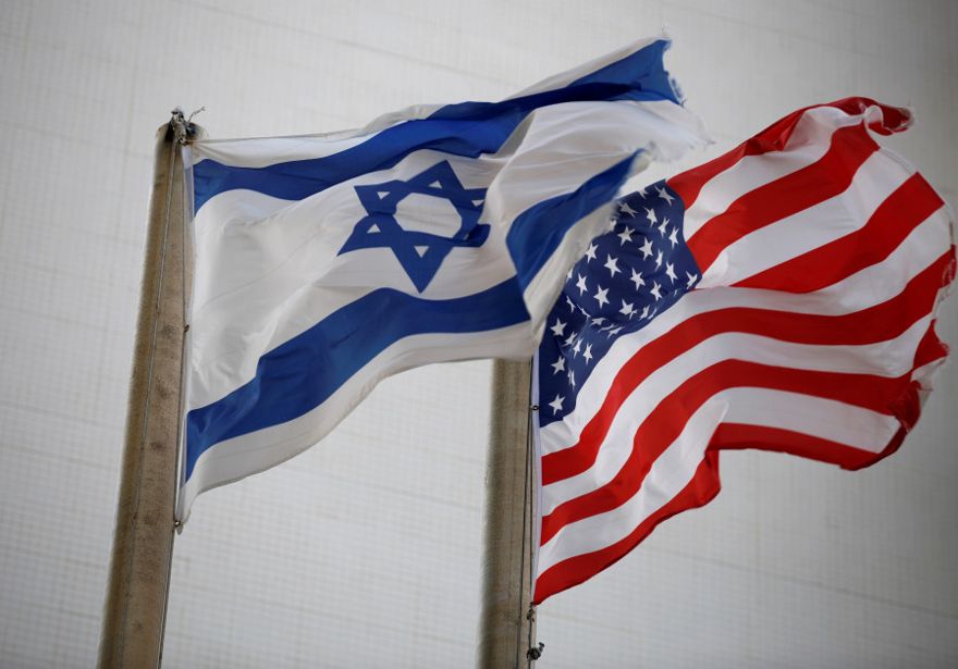 Las banderas nacionales de Estados Unidos e Israel se pueden ver fuera de la Embajada de los Estados Unidos en Tel Aviv. (Crédito de la foto: AMIR COHEN / REUTERS)