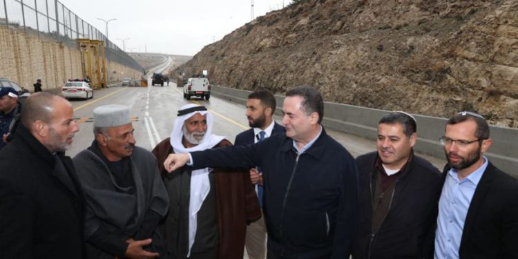 Israelíes y palestinos celebran la apertura de la carretera el miércoles. La foto incluye al ministro de Transporte, Yisrael Katz, y al jefe del Consejo Regional de Binyamin, Israel Ganz. (Crédito de la foto: Cortesía)