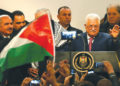 El PRESIDENTE DE LA AUTORIDAD PALESTINA Mahmoud Abbas saluda a la audiencia durante una ceremonia en Ramallah el 31 de diciembre, que marca el 54 aniversario de la fundación de Fatah. (Crédito de la foto: MOHAMAD TOROKMAN / REUTERS)