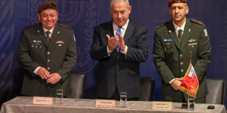 El primer ministro Benjamin Netanyahu, Gadi Eisenkot (L) y Aviv Kochavi (R), 15 de enero de 2019. (Crédito de la foto: KOBI RICHTER / TPS)
