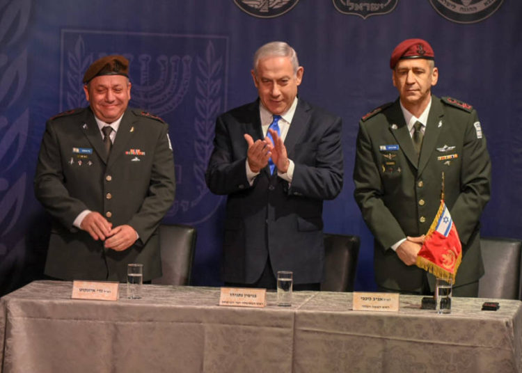 El primer ministro Benjamin Netanyahu, Gadi Eisenkot (L) y Aviv Kochavi (R), 15 de enero de 2019. (Crédito de la foto: KOBI RICHTER / TPS)