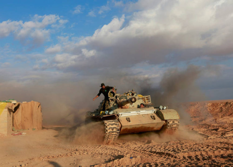 Milicias respaldadas por Irán están en un tanque cerca de la frontera entre Siria e Irak. (Crédito de la foto: ALAA AL-MARJANI / REUTERS)