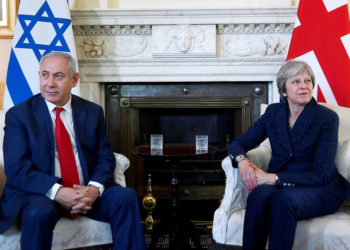 La primera ministra británica, Theresa May, recibe al primer ministro de Israel, Benjamin Netanyahu, en Downing Street en Londres, el 6 de junio de 2018. (Crédito de la foto: TOBY MELVILLE / REUTERS)