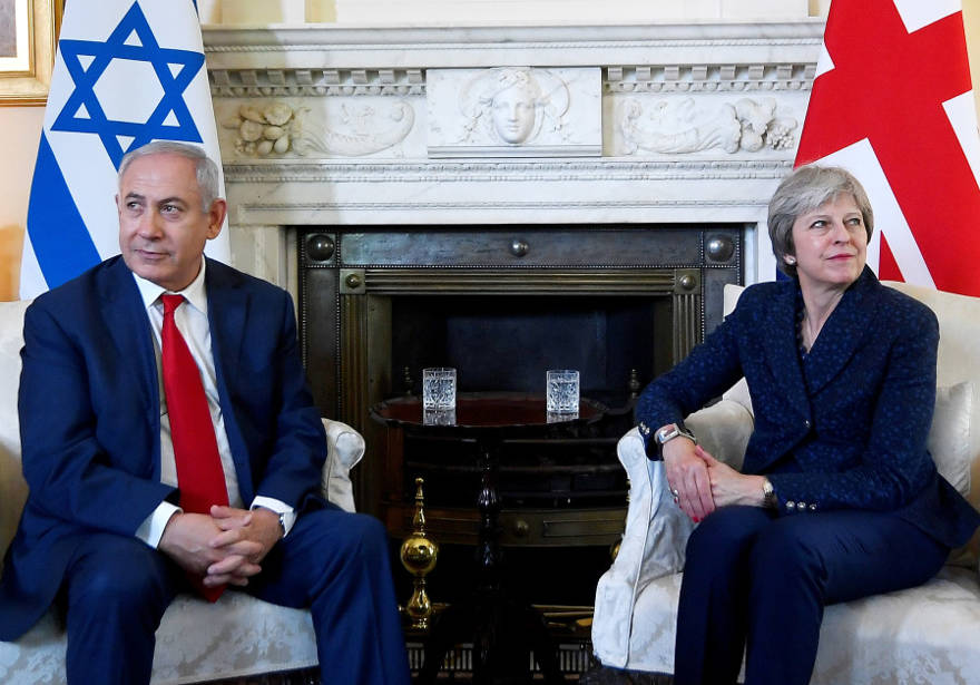 La primera ministra británica, Theresa May, recibe al primer ministro de Israel, Benjamin Netanyahu, en Downing Street en Londres, el 6 de junio de 2018. (Crédito de la foto: TOBY MELVILLE / REUTERS)