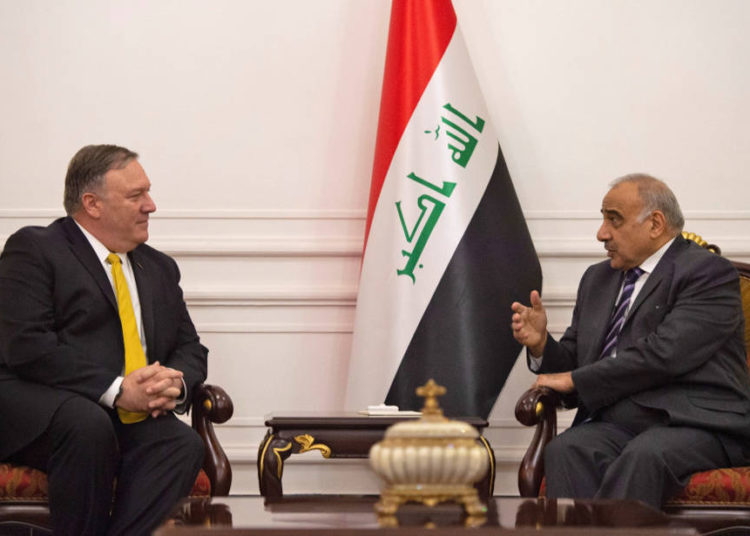 El secretario de Estado de los Estados Unidos, Mike Pompeo, conversa con el primer ministro iraquí, Adel Abdul-Mahdi, en Bagdad, durante una gira por Medio Oriente, Irak, el 9 de enero de 2019. (Crédito de la foto: ANDREW CABALLERO-REYNOLDS / REUTERS)