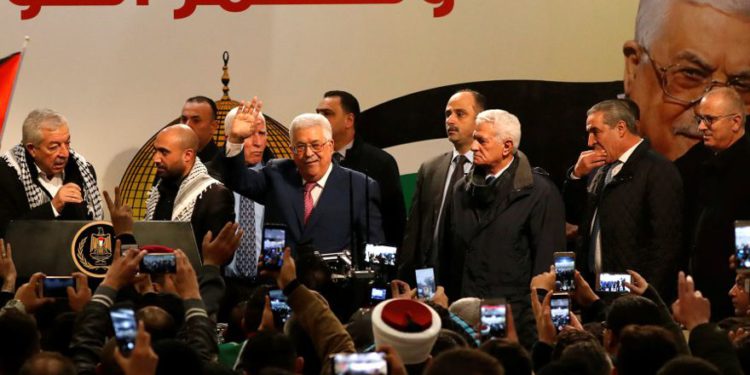 El presidente palestino, Mahmoud Abbas, hace gestos durante una ceremonia que marca el 54 aniversario de la fundación de Fatah, en Ramallah, el 31 de diciembre de 2018. (Crédito de la foto: MOHAMAD TOROKMAN / REUTERS)