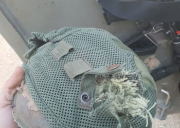 Casco del soldado IDF golpeado por disparos terroristas en la frontera de Gaza. (Crédito de la foto: IDF SPOKESPERSON'S UNIT)