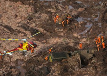 El equipo de rescate trabaja en una presa de relaves de propiedad de la minera brasileña Vale SA que estalló en Brumadinho. (Crédito de la foto: WASHINGTON ALVES / REUTERS)