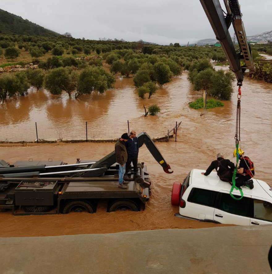Conductores evacuados durante la inundación en el arroyo Hilazon (Foto: Portavoz de la policía)