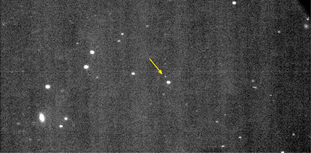 Una imagen cruda, telescópica de Oumuamua. ¿El primer visitante de la historia fuera de nuestro sistema solar? (ESO / O.Hainaut)