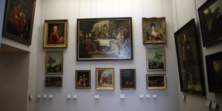 Las pinturas saqueadas por los nazis durante la Segunda Guerra Mundial están en exhibición en el museo del Louvre en París, el martes 30 de enero de 2018. (Foto AP / Christophe Ena)
