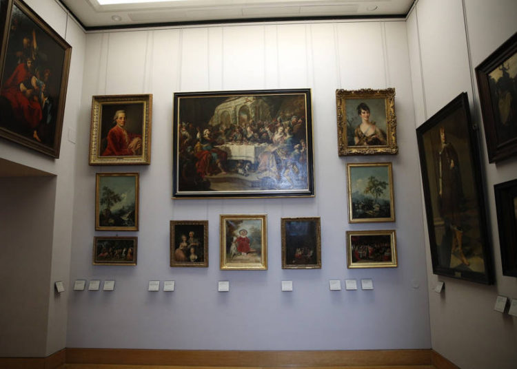 Las pinturas saqueadas por los nazis durante la Segunda Guerra Mundial están en exhibición en el museo del Louvre en París, el martes 30 de enero de 2018. (Foto AP / Christophe Ena)