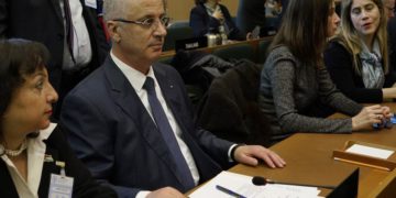 El Primer Ministro de la Autoridad Palestina, Rami Hamdallah, asiste a una conferencia de la Organización de Obras Públicas y Socorro de las Naciones Unidas para los Refugiados de Palestina en el Cercano Oriente, UNRWA, conferencia en Roma, el jueves 15 de marzo de 2018. (Foto AP / Andrew Medichini)