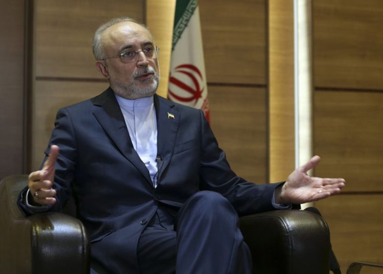 El jefe nuclear de Irán, Ali Akbar Salehi, habla en una entrevista con The Associated Press en la sede de la agencia de energía atómica de Irán, en Teherán, Irán, el martes 11 de septiembre de 2018. (AP Photo / Vahid Salemi)