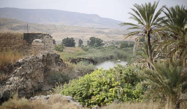 El río Jordán se puede ver en el área del valle del Jordán llamada Naharayim, 22 de octubre de 2018. (Foto AP / Ariel Schalit)