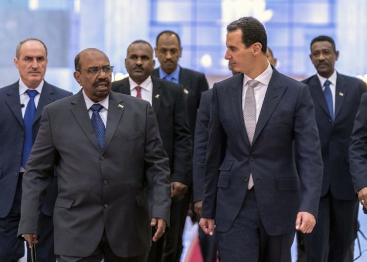El presidente sirio Bashar Assad, a la izquierda, se reúne con el presidente de Sudán, Omar al-Bashir, en Damasco, Siria, el 16 de diciembre de 2018, en Damasco. (La agencia oficial de noticias siria, SANA a través de AP)
