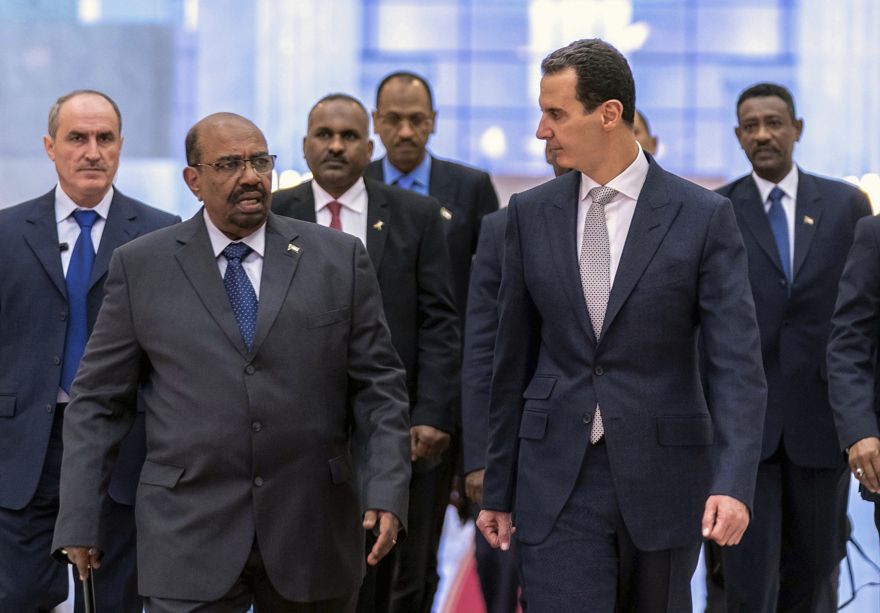 El presidente sirio Bashar Assad, a la izquierda, se reúne con el presidente de Sudán, Omar al-Bashir, en Damasco, Siria, el 16 de diciembre de 2018, en Damasco. (La agencia oficial de noticias siria, SANA a través de AP)