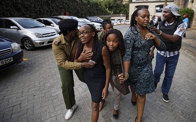 Los civiles huyen de la escena en un complejo hotelero en Nairobi, Kenia, el 15 de enero de 2019. (Foto AP / Ben Curtis)