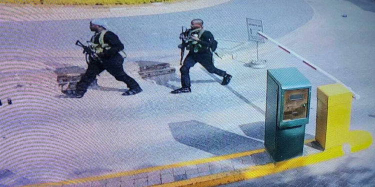En esta toma tomada de las imágenes de las cámaras de seguridad publicadas en los medios locales, atacantes fuertemente armados caminan en el recinto de un hotel, en Nairobi, Kenia, el 15 de enero de 2019. (Imágenes de la cámara de seguridad a través de AP)