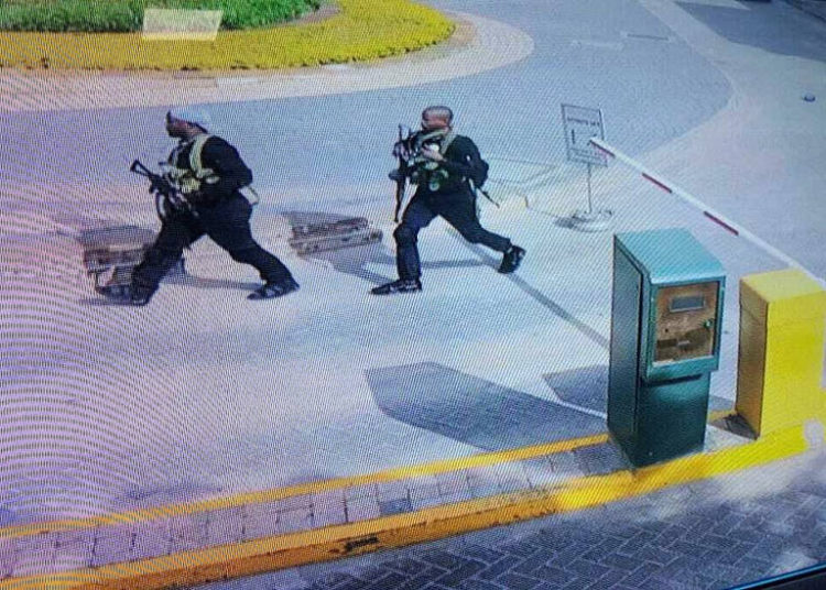 En esta toma tomada de las imágenes de las cámaras de seguridad publicadas en los medios locales, atacantes fuertemente armados caminan en el recinto de un hotel, en Nairobi, Kenia, el 15 de enero de 2019. (Imágenes de la cámara de seguridad a través de AP)