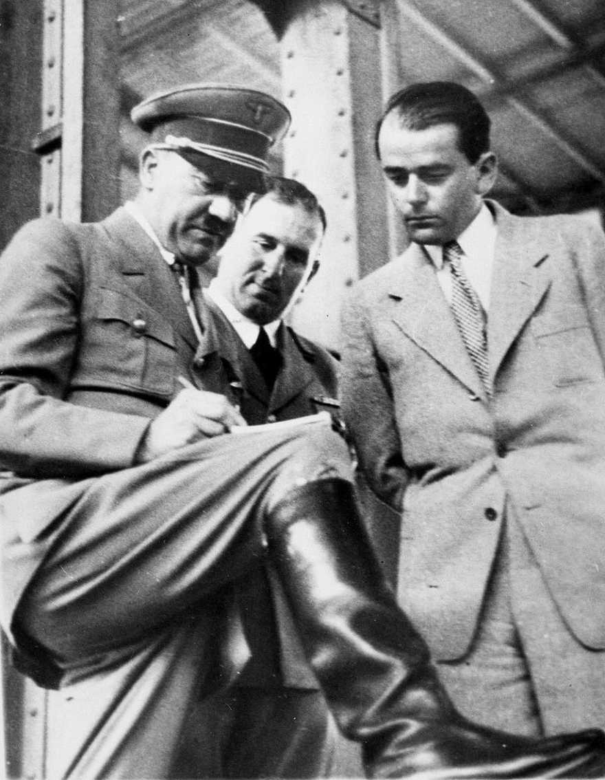 El canciller alemán Adolf Hitler, a la izquierda, discute los planes para construir un salón de convenciones en Nuremberg con el alcalde Willy Liebel, centro, y Albert Speer en Nuremberg, Alemania, 19 de febrero de 1937, (Foto AP, archivo)