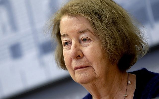 Hilde Schramm, hija del arquitecto de Hitler, Albert Speer, recibe el premio de historia judía por una fundación que fundó para apoyar los proyectos culturales de mujeres judías. 21 de enero de 2019. (Foto AP / Michael Sohn)