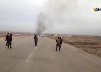 La captura de pantalla del video provisto por Hawar News, ANHA, muestra a combatientes kurdos haciendo guardia en el lugar de un ataque suicida cerca de la ciudad de Shaddadeh, en la provincia de Hassakeh, Siria, noreste de Siria, el 21 de enero de 2019. (ANHA vía AP)