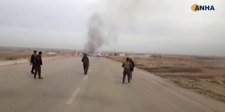 La captura de pantalla del video provisto por Hawar News, ANHA, muestra a combatientes kurdos haciendo guardia en el lugar de un ataque suicida cerca de la ciudad de Shaddadeh, en la provincia de Hassakeh, Siria, noreste de Siria, el 21 de enero de 2019. (ANHA vía AP)
