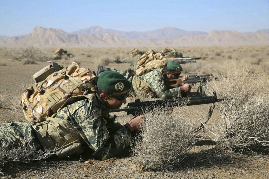 En esta foto provista el viernes 25 de enero de 2019 por el ejército iraní, los soldados toman posiciones en un simulacro de infantería en la provincia central de Isfahan, Irán. (Ejército iraní a través de AP)